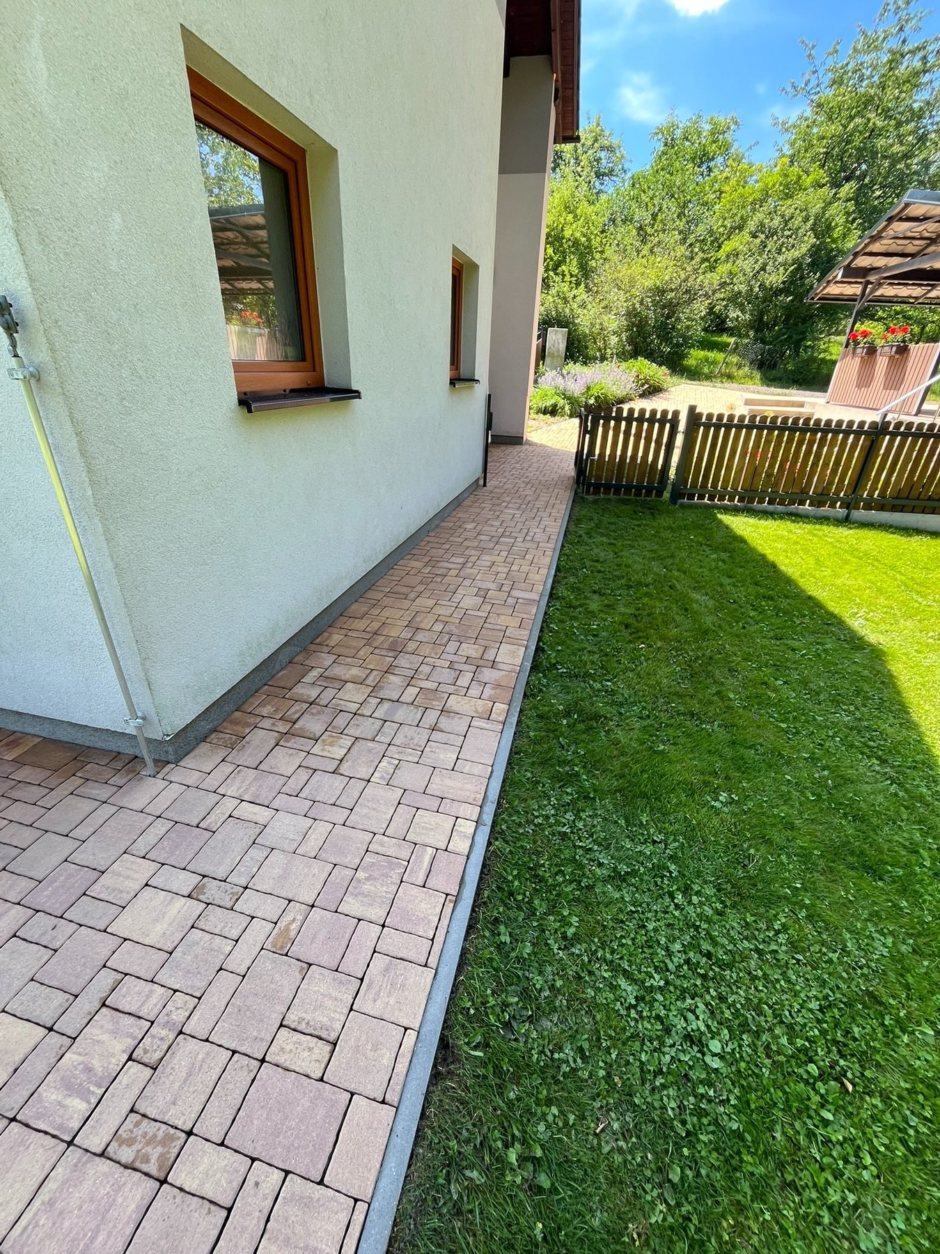 Vyčištěná zámková dlažba po realizaci