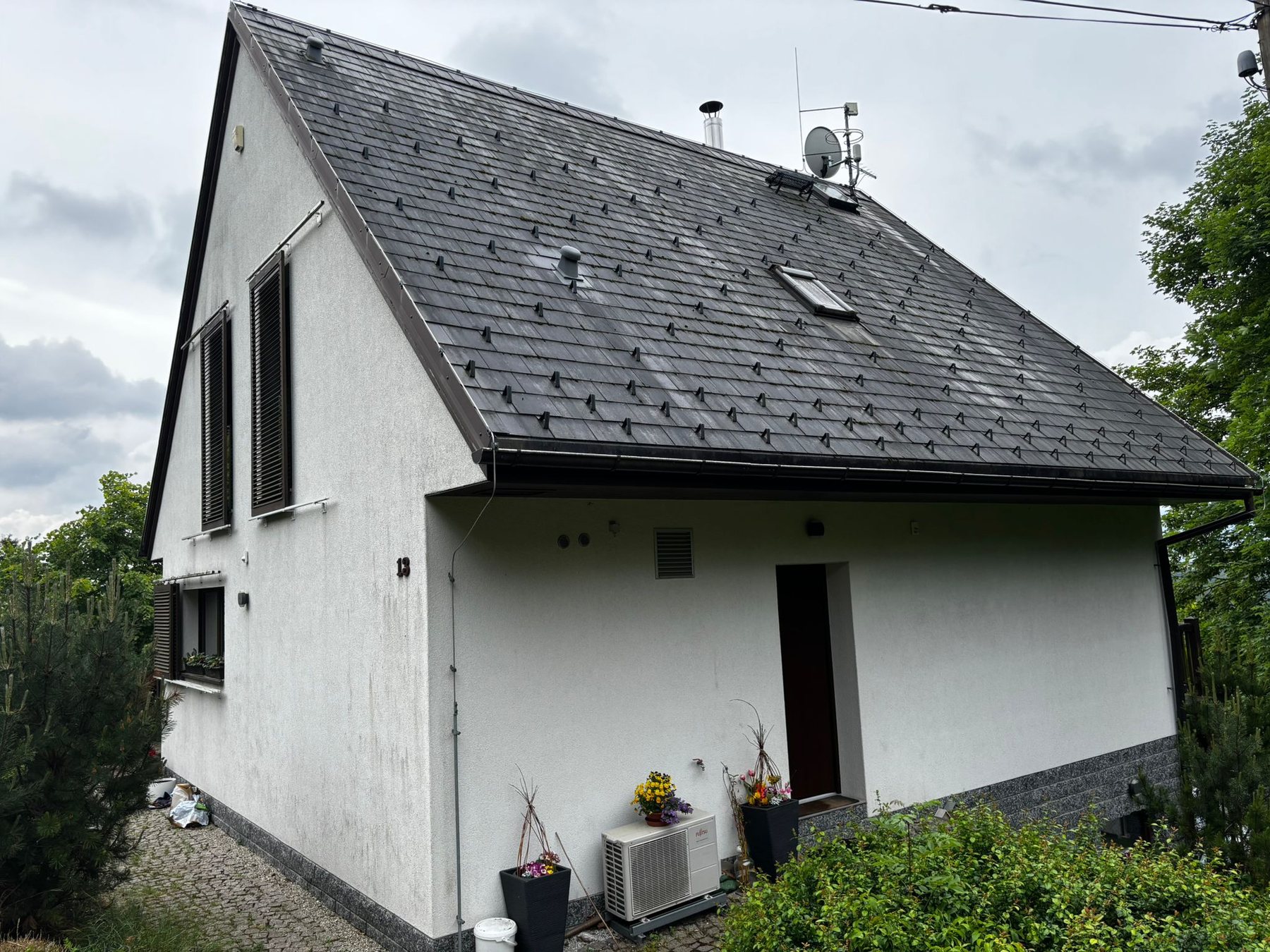 Rodinný dům před čištěním fasády