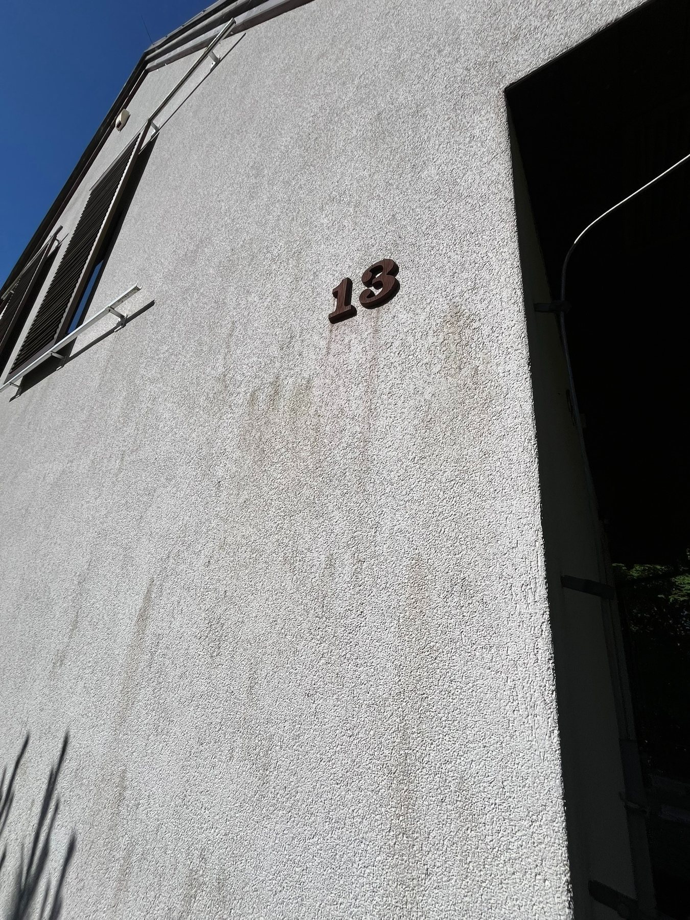 Fasáda u vstupu před čištěním