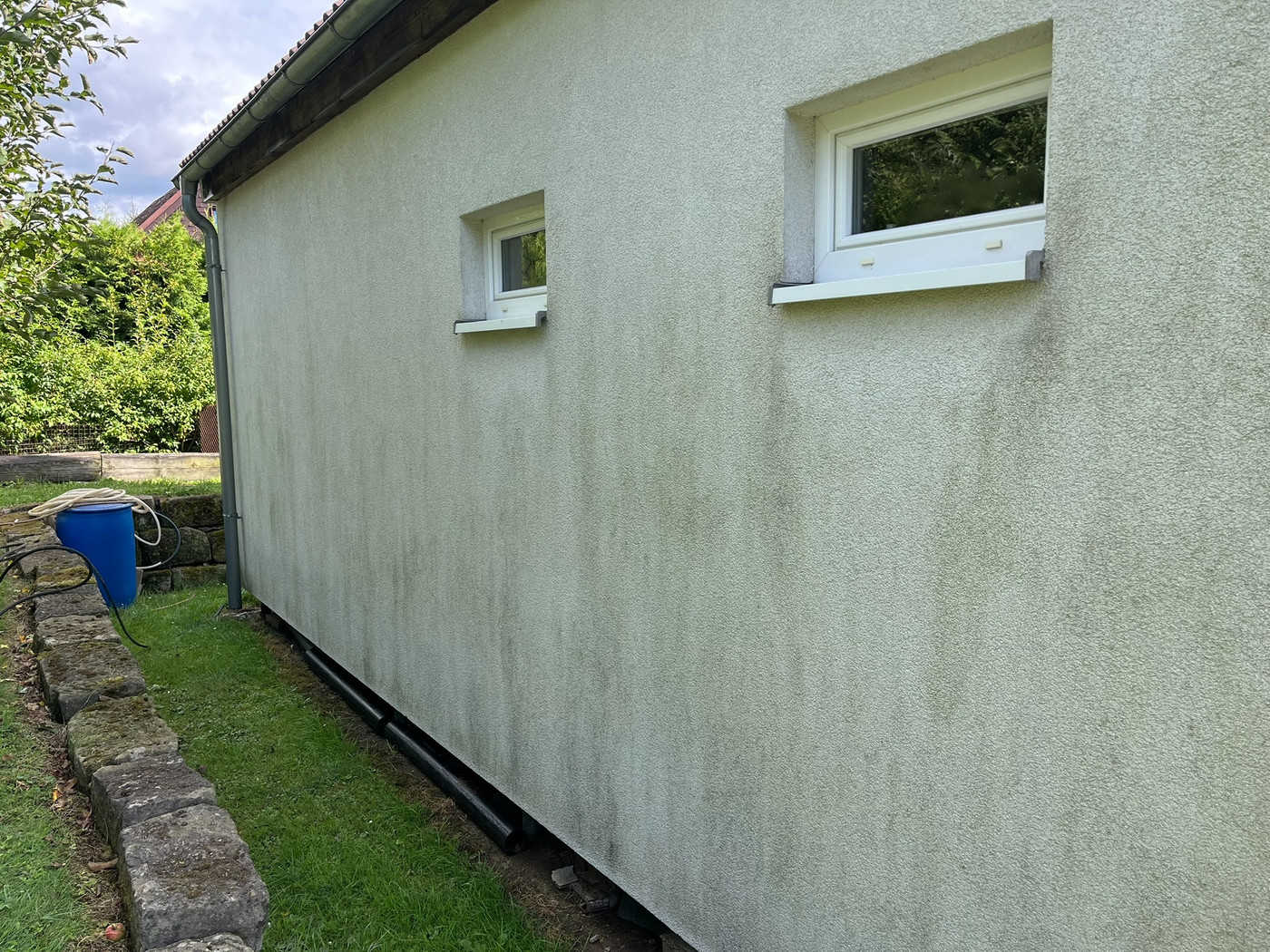 Čištění fasády – boční stěna před čištěním